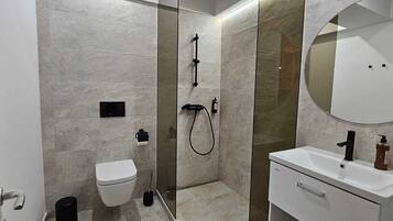 Dusche, Haartrockner, Handtücher, Seife