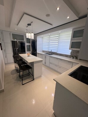 KĂŒhlschrank, Mikrowelle, Herdplatte, Wasserkocher mit Kaffee-/Teezubehör