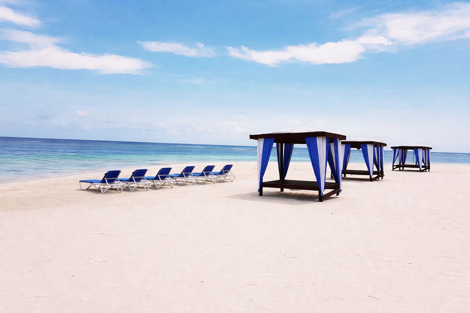 Chaises longues, serviettes de plage
