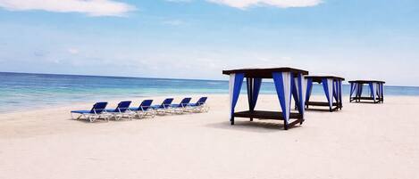 Camastros y toallas de playa