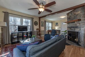 TV, fireplace, foosball - Hawk Ridge Haven | Sleeps 4 | Hiking | Fishing |Co (Deep Gap)