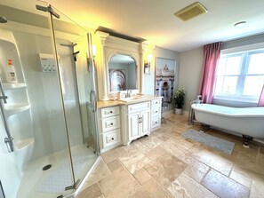 Hair dryer, towels, toilet paper - Luxury Rental Located In New Glasgow, Minutes To Amazing Restaurants and Beaches (New Glasgow)