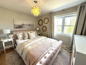 4 slaapkamers, een bureau, een strijkplank/strijkijzer, reisbedje