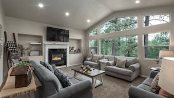 Een televisie en een open haard