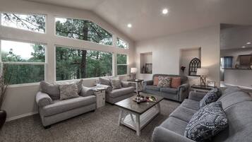 Een televisie en een open haard