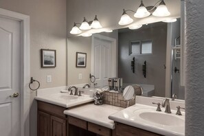 Shower, hair dryer, towels - SnowCap Manor (Ruidoso)