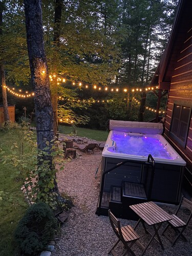 Cozy Log cabin tucked away in the Smokey Mountain, Pet friendly, Sauna, Hot Tub