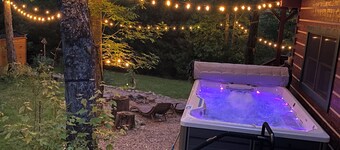 Cozy Log cabin tucked away in the Smokey Mountain, Pet friendly, Sauna, Hot Tub