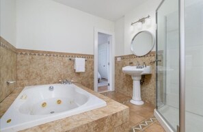 Maison | Salle de bain | Ensemble baignoire-douche, baignoire profonde, serviettes fournies