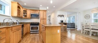 Black Rock Home - 4 bed - Jacuzzi Bath - Beach