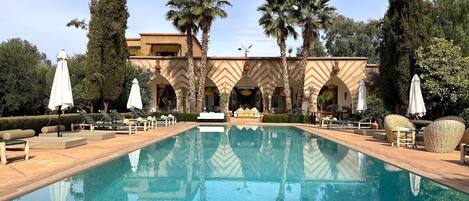 Una piscina al aire libre