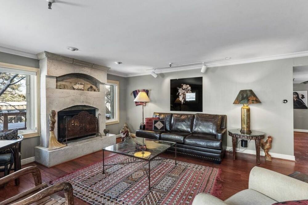 Spacious 3 BR condo-steps to Town Lift and Main Street