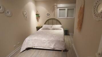 1 chambre, fer et planche Ă repasser