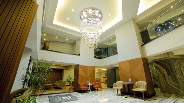 A spacious lobby with a modern chandelier, seating areas, and a high ceiling. - Downtown Sirkeci Hotel (Istanbul)