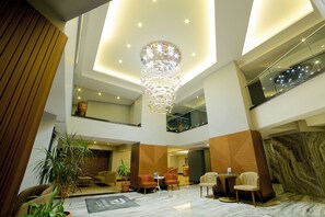 A spacious lobby with a modern chandelier, seating areas, and a high ceiling. - Downtown Sirkeci Hotel (Istanbul)