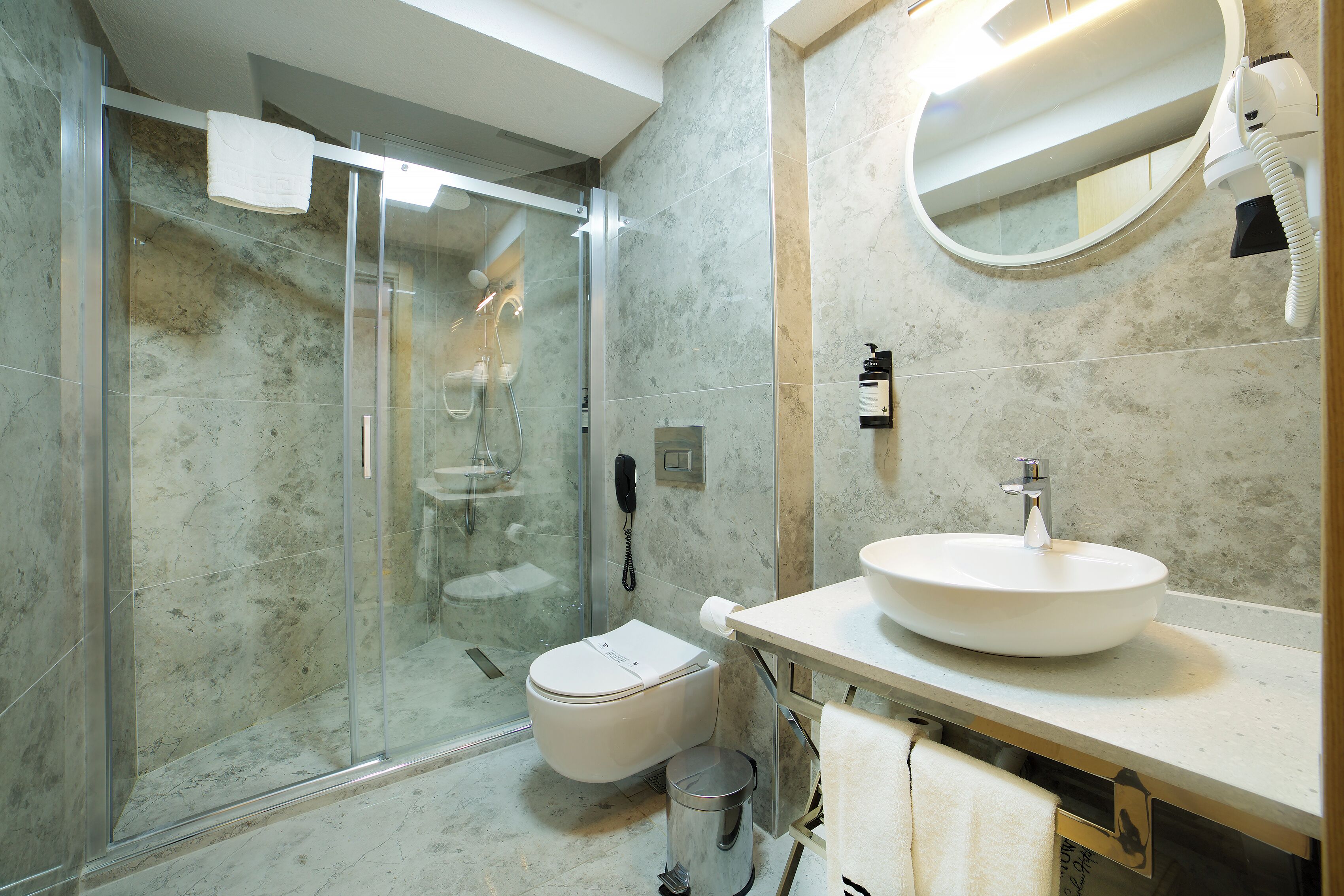 Standard-Doppel- oder -Zweibettzimmer | Badezimmer | Dusche, Haartrockner, Handtücher, Seife