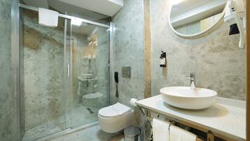 Standard-Doppel- oder -Zweibettzimmer | Badezimmer | Dusche, Haartrockner, Handtücher, Seife
