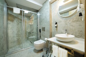 Standard-Doppel- oder -Zweibettzimmer | Badezimmer | Dusche, Haartrockner, Handtücher, Seife