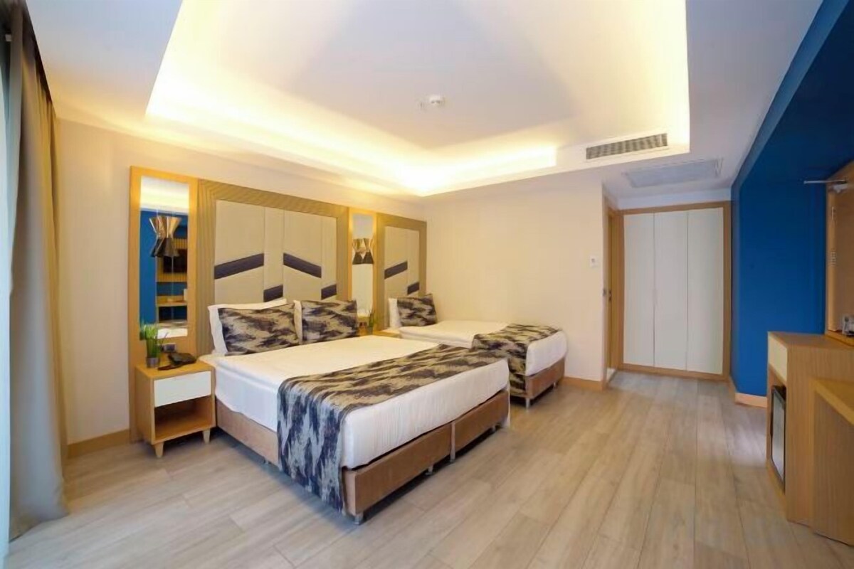 Minibar, soundproofing, WiFi (free), bed sheets