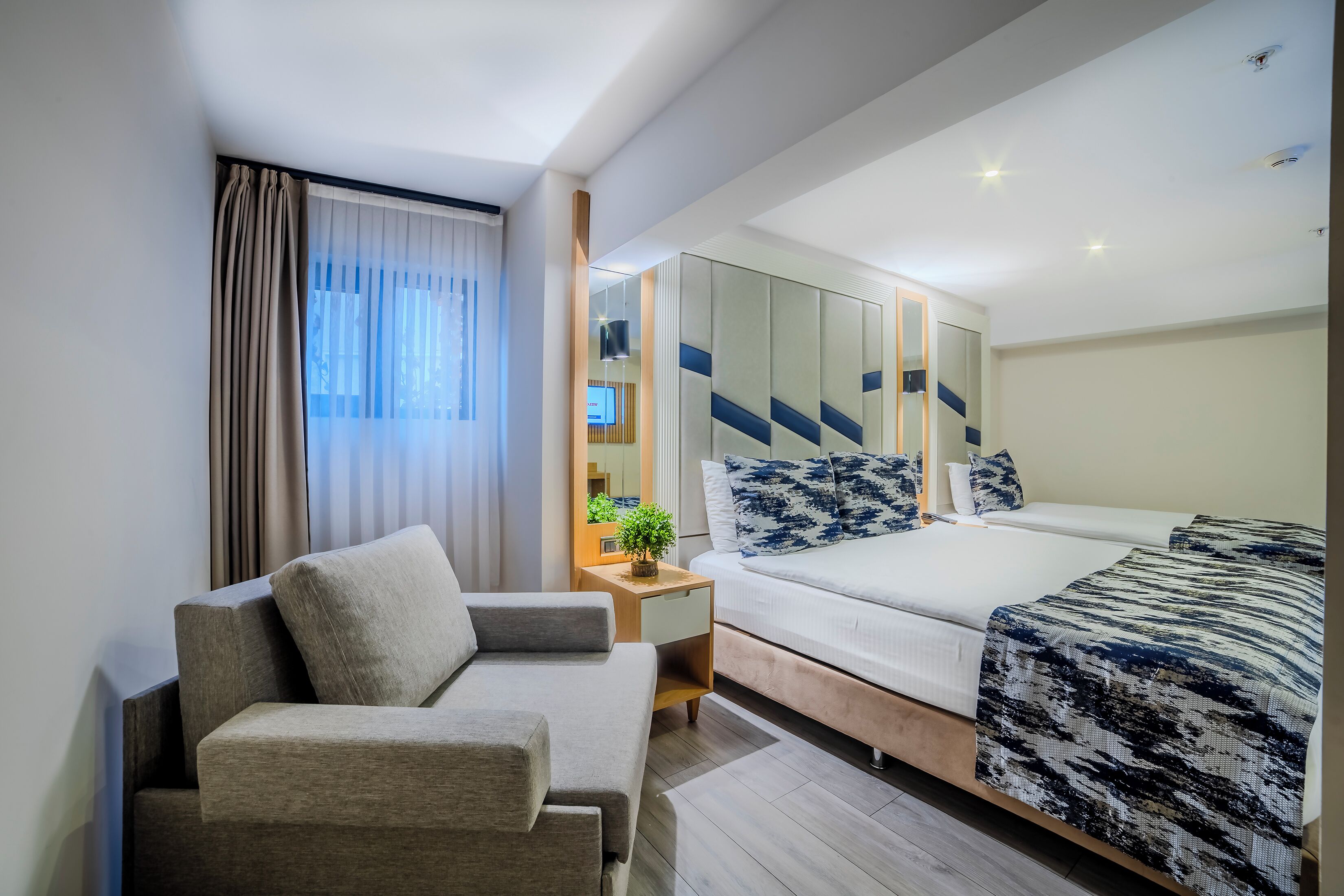 Economy-Dreibettzimmer | Minibar, schallisolierte Zimmer, kostenloses WLAN, Bettwäsche