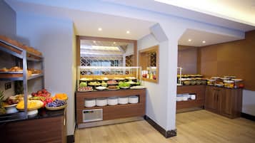 Tägliches Frühstücksbuffet (10 EUR pro Person)