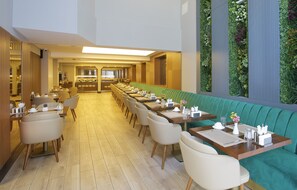 Bữa sáng buffet hàng ngày với phụ phí nhỏ