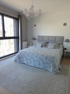 4 bedrooms, iron/ironing board, free WiFi, bed sheets