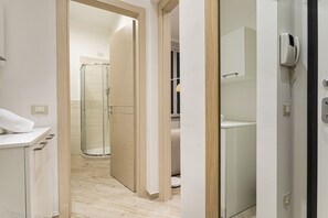 Dusche, Haartrockner, Handtücher, Seife