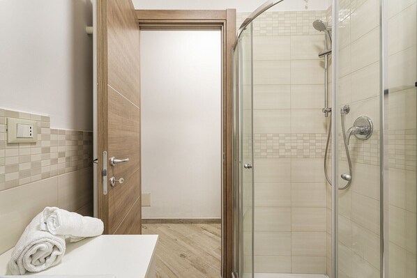 Dusche, Haartrockner, Bidet, Handtücher