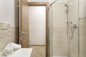 Een douche, een haardroger, handdoeken
