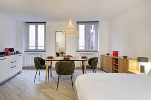 1 habitación, tabla de planchar con plancha, wifi gratis y ropa de cama