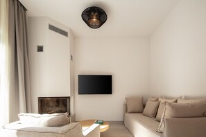 Luxe suite, 1 kingsize bed met slaapbank, niet-roken, uitzicht op de binnenplaats | Woonruimte | Een 40-inch smart-tv met digitale zenders en een kantoor