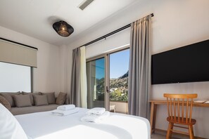 슈피리어 스위트, 킹사이즈침대 1개 및 소파베드, 금연, 산 전망 | 고급 침구, 객실 내 금고, 각각 다른 스타일의 인테리어, 각각 다르게 가구 비치