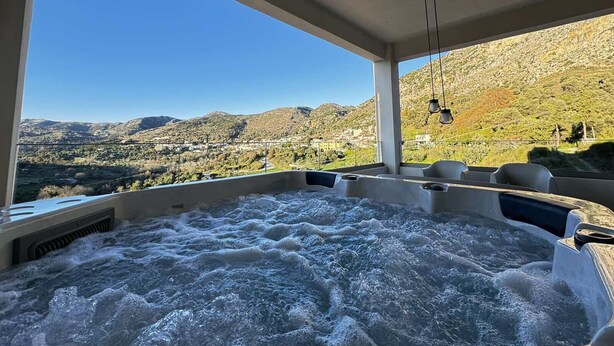 Un jacuzzi con vista a un paisaje montañoso.