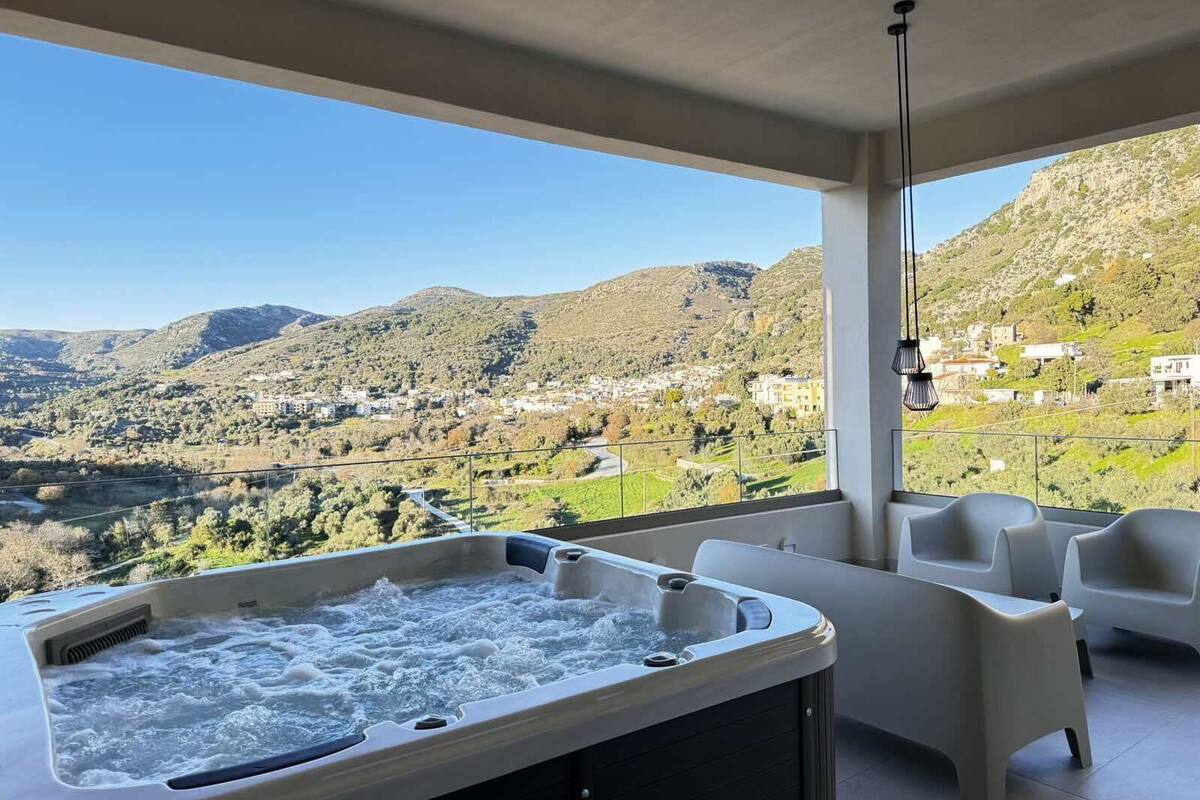 Un bain à remous avec vue sur un paysage montagneux.