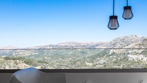 Una habitación moderna con vistas a un paisaje montañoso.