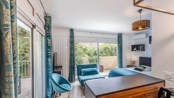 1 bedroom, iron/ironing board, internet, bed sheets
