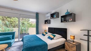 A modern hotel room with a bed, a nightstand, a desk, and a sofa. - Domaine des Rives D'ormoy : Moorea (Ormoy-la-Rivière)