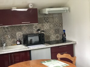 Réfrigérateur, micro-ondes, plaque de cuisson, cafetière/bouilloire