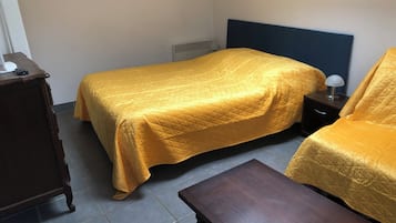 1 bedroom, bed sheets