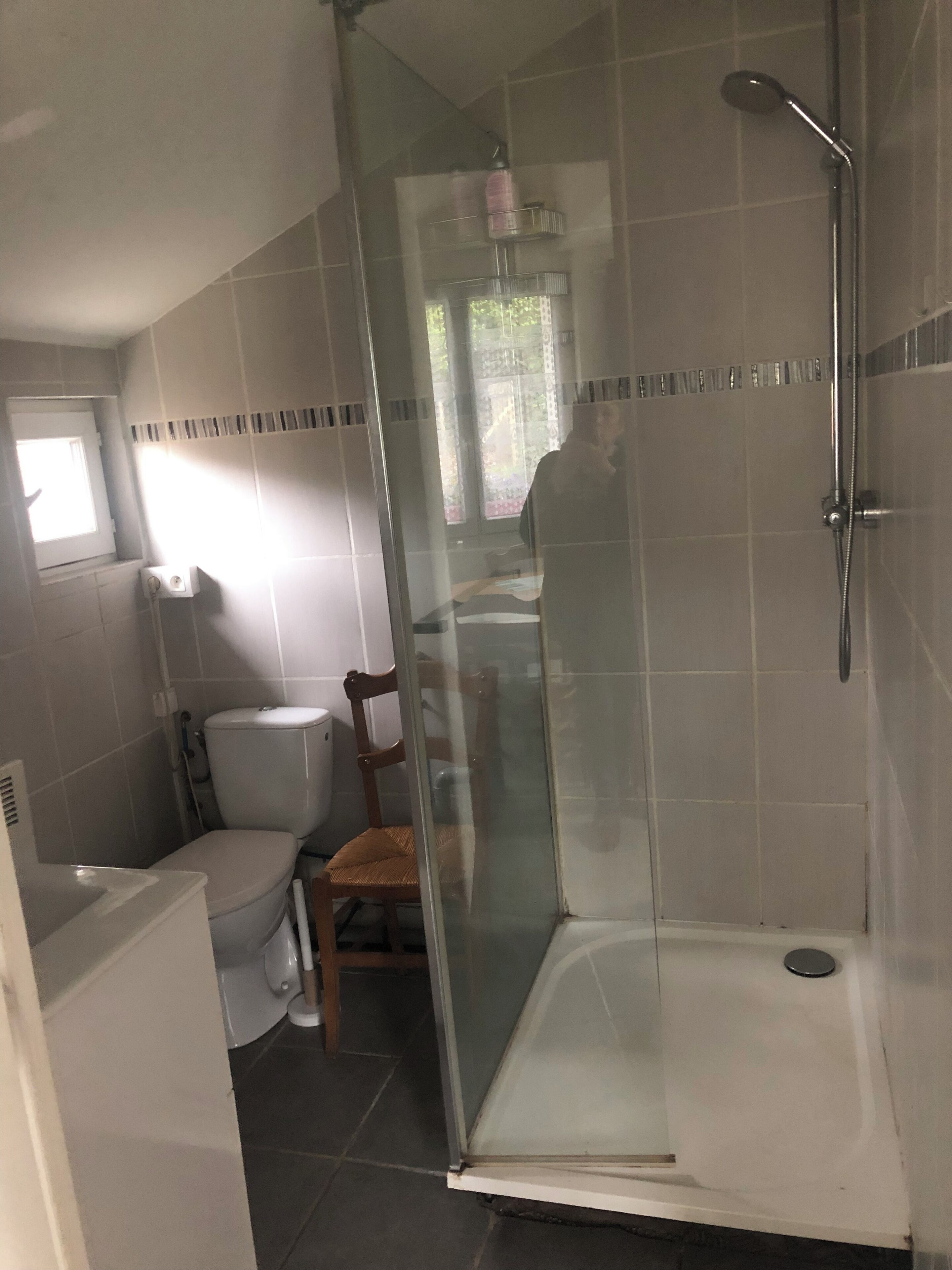 Een douche, een haardroger, handdoeken, zeep