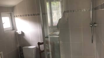Een douche, een haardroger, handdoeken, zeep