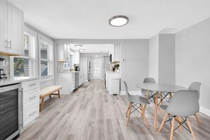 Fridge, microwave, oven, stovetop - Sunshine Stay 3Bed 2Bath Oasis Near Beaches And Downtown St Petersburg
 (Pinellas Park)