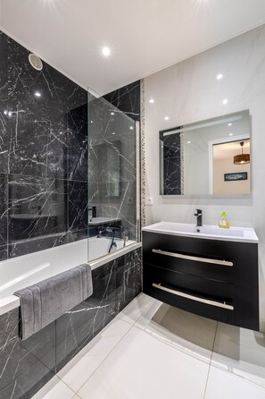 Bathroom - Domaine des Rives D'ormoy : Athamante (Ormoy-la-Rivière)