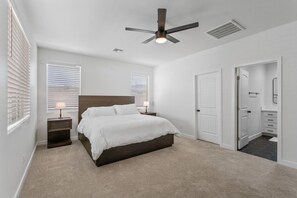 Desk, travel cot, WiFi, bed sheets - New 4BR + Bunk Room | Mountain Views + Fire Pit (Phoenix)