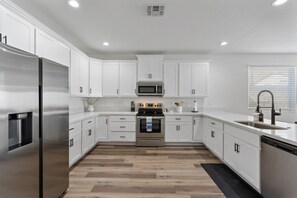 Refrigerador, microondas, horno, placa de cocina