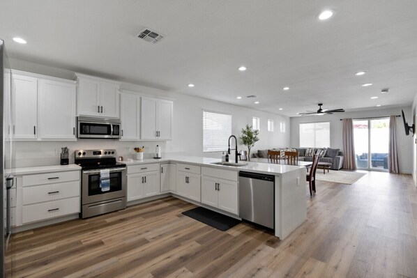 Refrigerador, microondas, horno, placa de cocina