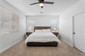 Escritorio, cuna de viaje, wifi y ropa de cama 