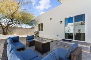 Terrace/patio - New 4BR + Bunk Room | Mountain Views + Fire Pit (Phoenix)