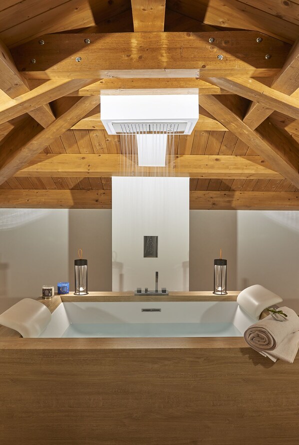 Luksusrom | Bad | Separat badekar og dusj, dype avslapningsbadekar og regndusjhode